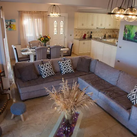 Mary Villa Dhorizata